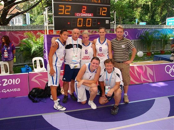 eská reprezentace v basketbalu 3 na 3 na olympiád mládee, hráky 6 Vojtková, 7 Mervínská, 8 Brhelová, 9 Vacková. Trenér Kapitulin nahoe vpravo.