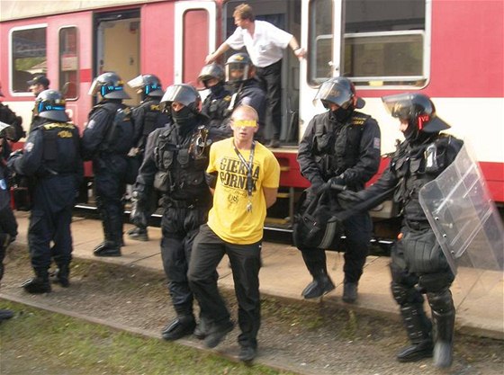 První problémy eili mladoboleslavtí policisté u na nádraí.