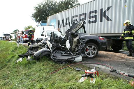 Trosky porsche, kter se ve stedu u Jena na Kladensku eln srazilo s kamionem