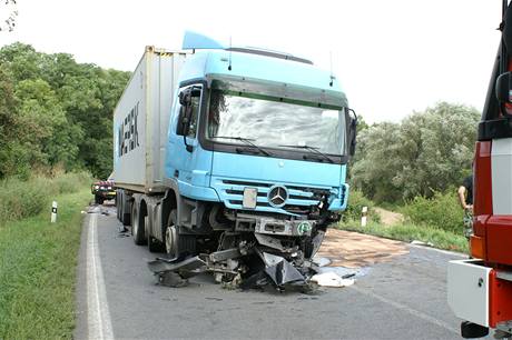 Kamion, do kterho ve stedu u Jena na Kladensku eln narazilo porsche