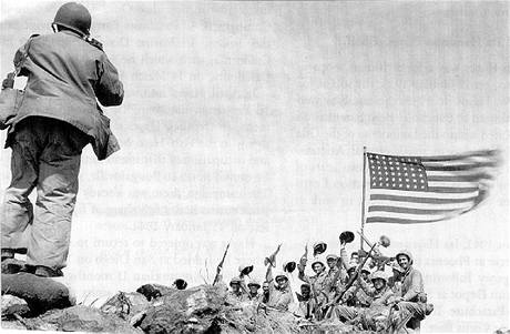 Fotograf Joe Rosenthal poizuje snmek radujcch se americkch vojk na vrcholu Mt. Suribachi. (23. nora 1945)