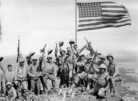 Amerian na vrcholu Mt. Suribachi na mn znmm snmku fotografa Joe Rosenthala. (23. nora 1945)