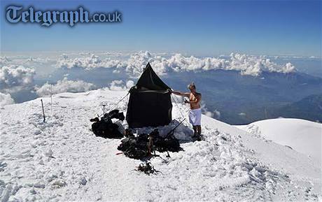 Fint horolezci si postavili saunu pod vrcholem Mont Blancu.