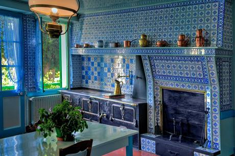 Modrobl mozaika pipomn vybaven kuchyn ve Stedomo