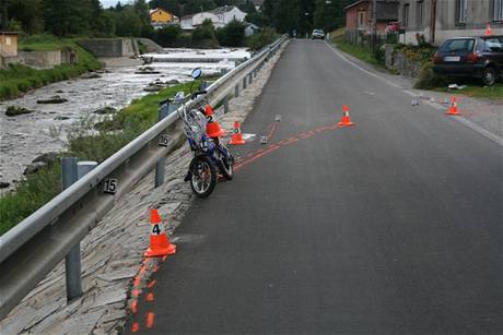 Kolo cyklisty, kterho vn zranil mladk pi sv prvn jzd autem.