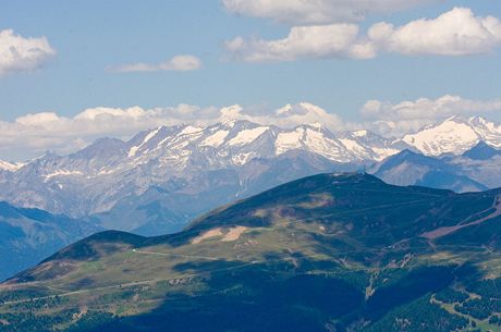 Z vrcholu Seceda (2 518 metr) mete obdivovat i vrcholky pokryt vnm snhem