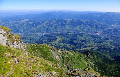 Rumunsko, Rodna. Vhled z Pietroulu (2303 m)smrem na sever: dole Bora, na obzoru psma poho Maramure a ern Hory na Ukrajin