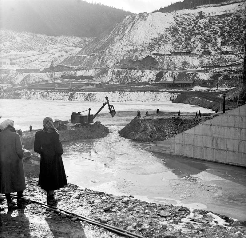 Fotogalerie: Stavba přehrady Orlík. (2. února 1958)