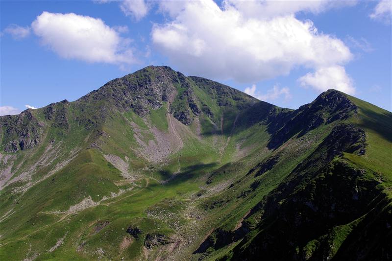 Rumunsko. Druhý nejvyí vrchol Rodny Ineu (2279 m)