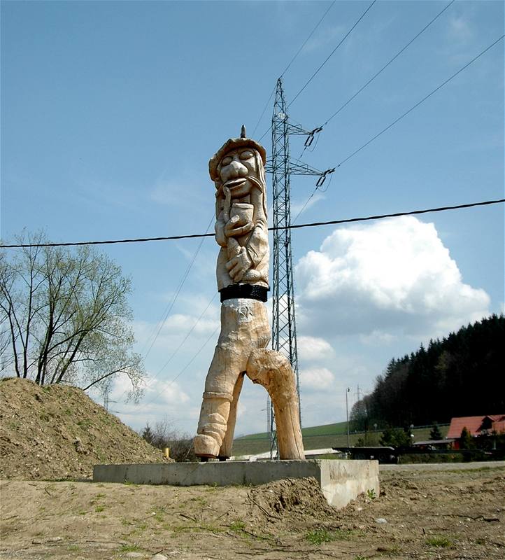 Slovensko, splouvání Oravy na voru. Devná socha vodníka u pístavit