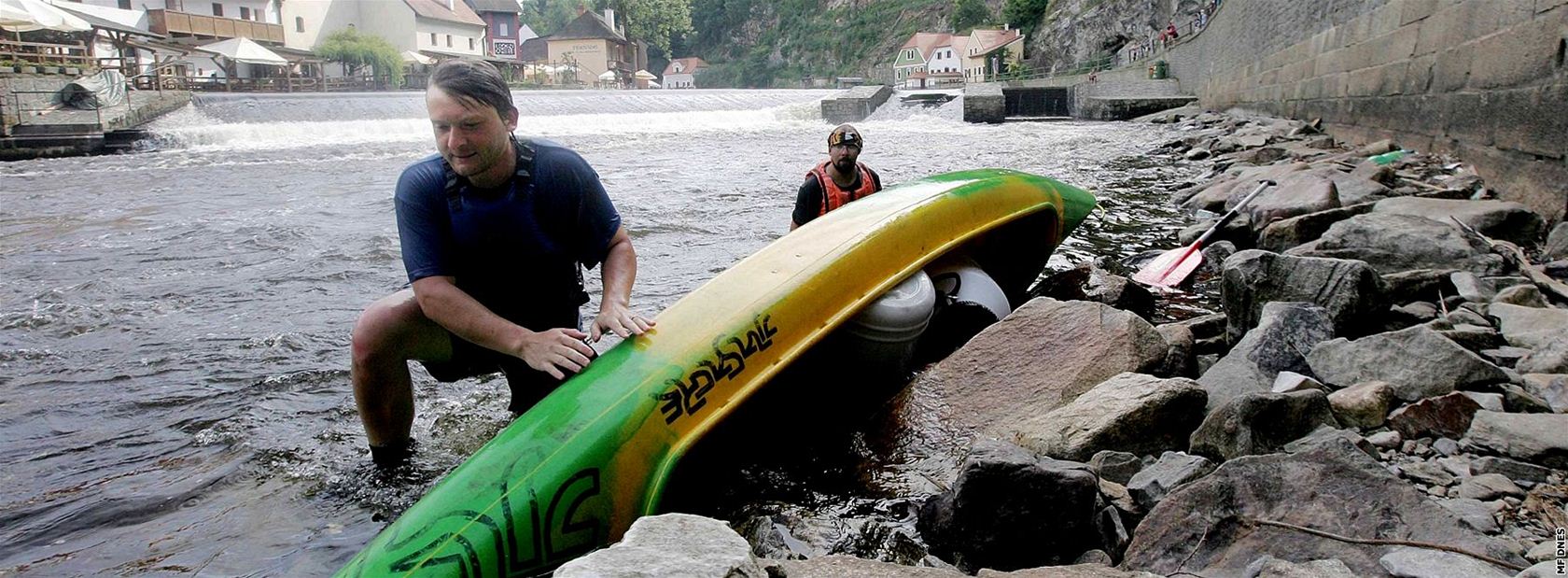 Po protipovodové úprav koryta eky Vltavy v eském Krumlov jez pod zámkem vynáí vodáky pímo na oprnou ze