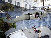 Americk nrodn garda evakuuje pomoc armdnch vrtulnk obyvatele New Orleans ze stech jejich dom. (1. z 2010)