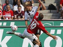 EKVILIBRISTIKA. V podn Lukase Podolskho (v ervenm) z 1.FC Kln.Brn ho Martin Amedick z Kaiserslauternu.