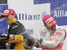 SPRCHA . 2. Jako by pilotm formule 1 nevadilo, e bhem Velk ceny Belgie hodn prelo. Po zvod se jet sprchuj ampaskm. Pi tradinm ritulu jsou zleva: druh Mark Webber, tet Robert Kubica a vtz Lewis Hamilton.