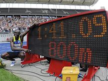 MNM HISTORII. Kean David Rudisha naden pzuje se svtelnou tabul, kter ukazuje as jeho svtovho rekordu na 800 m.