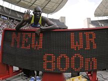 NOV REKORDMAN. Kesk bec David Rudisha oslavuje v cli zvodu na 800m vtzstv i nov svtov rekord.