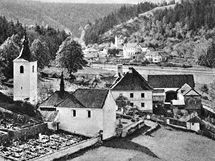 Stavb orlick pehrady padlo za ob mnoho vesnic. Na snmku je pvodn romnsk kostelk v erven nad Vltavou (obec zanikla v roce 1960).