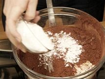 Na okoldovou polevu pidejte do misky (ve vodn lzni) ke smetan s rozputnm mslem jet kakao a moukov cukr