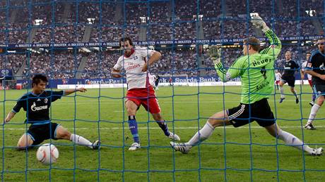 KANONÝR. Stelec Hamburku Ruud van Nisterlooj (vprosted) pekonává brankáe Schalke Neurera.