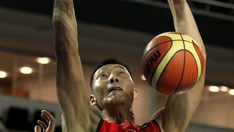 ínský basketbalista Jianlian Yi dává ko ecku v utkání mistrovství svta.