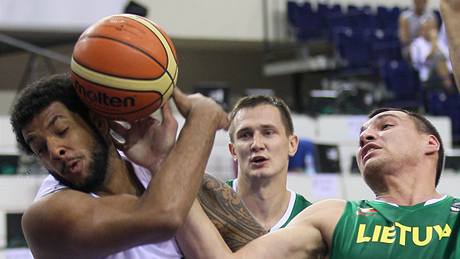 HLAVIKA. Novozélanan Benny Charles Anthony zasáhl v utkání proti Litv na mistrovství svta basketbalist mí hlavou.