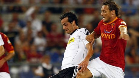 Francesco Totti z AS ím dotírá na Marca Parola z Ceseny v utkání italské ligy.