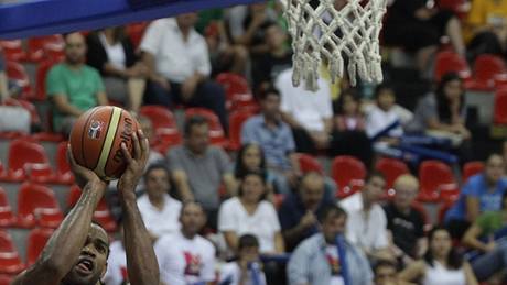 Basketbalista Angoly Joaquim Gomez stílí na ko v zápase mistrovství svta proti Jordánsku.