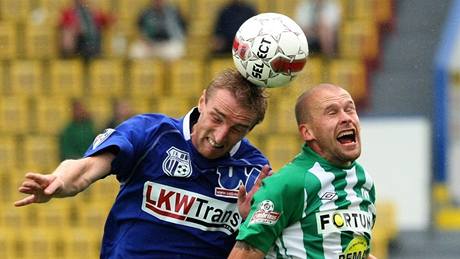 Hlavikový souboj mezi ústeckým Michalem Valentou a Lukáem Hartigem z Bohemians 1905