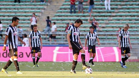 ZKLAMANÁ STARÁ DÁMA. Fotbalisté Juventusu smutní po obdrené brance v utkání proti Bari.