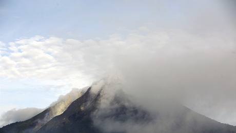 Kouící sopka Mount Sinabung na Sumate