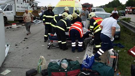 Osm lidí byla zranno pi poáru auta a tké dopravní nehod na dálnici D1 u Komoan na Vykovsku. (27. srpen 2010)