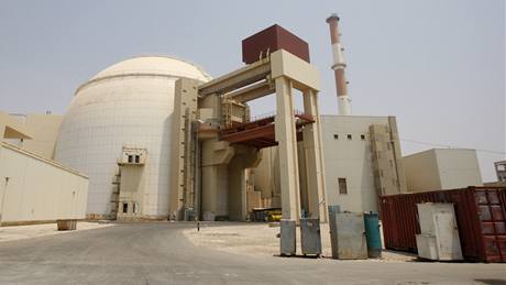 Elektrárna v Búehru v den, kdy rutí inenýi zaali vkládat do elektrárny jaderné palivo (21. srpna 2010)