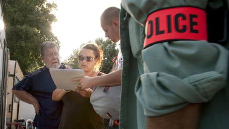 Francouztí policisté kontrolují doklady rumunských rom v táboe u Aix-en-Provence. (19. srpna 2010)