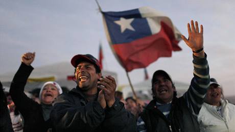Nad zavaleným dolem San Jose v chilském Capiapu se celou noc slavilo. (24. srpna 2010)