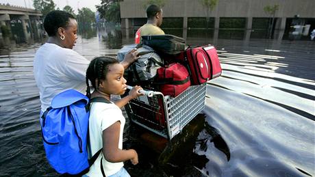 Den po úderu hurikánu Katrina se nkteí obyvatelé New Orleans zaali vracet dom. (31. srpna 2010)