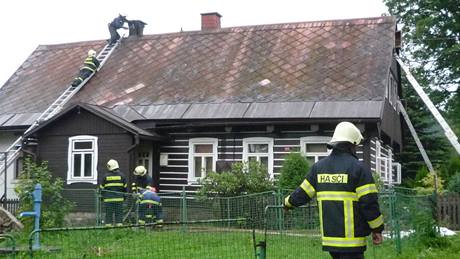 Hasiči při zásahu v Kořenově. Hasiči při zásahu v Kořenově.