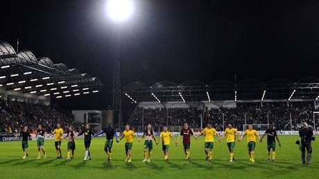 POSTUPUJEME! Fotbalisté iliny míí k fanoukm, aby oslavili historickou úast v Lize mistr.