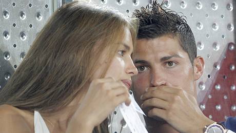 Cristiano Ronaldo a jeho partnerka se pili podívat na basketbalový zápas panlsko - USA