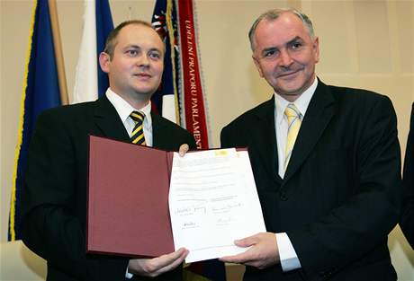 Podpis koaliní smlouvy mezi SSD a KDU-SL (Michal Haek a Stanislav Juránek)