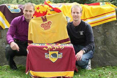 Fanouek HC Dukla Chris Habegger (vpravo) a jednatel HC Dukla Bedich erban