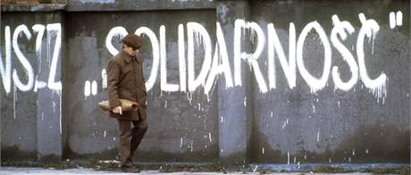 Mu prochází kolem zdi s nápisem Solidarita v polském Gdasku. (25. srpna 1980)