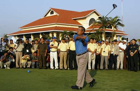 Ministersk pedseda Kambode Hun Sen pi slavnostnm odpalu Johnnie Walker Cambodia Championship. 