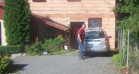 Ladislav Suchánek u svého domu, který ásten zasahuje na cizí pozemek