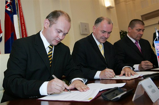 Podpis koaliní smlouvy mezi SSD a KDU-SL (Michal Haek, Stanislav Juránek a Václav Horák)