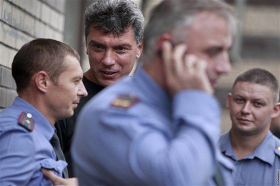 Boris Nmcov (druhý zleva) na snímku z 24. srpna 2010