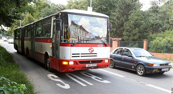 Policisté zatím nevdí, pro mu na nápravu kola autobusu vlezl (ilustraní snímek).