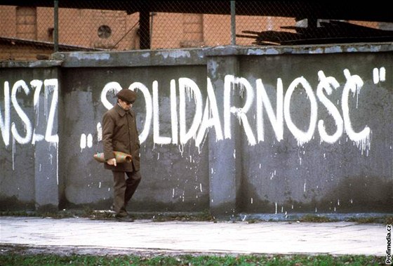 Mu prochází kolem zdi s nápisem Solidarita v polském Gdasku. (25. srpna 1980)