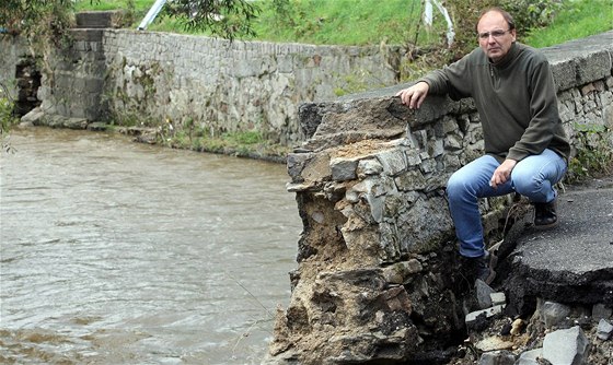 Povodn v srpnu 2010 tce zasáhly i Raspenavu. Na snímku z té doby starosta msta Pavel Lía u jednoho z pokozených most.