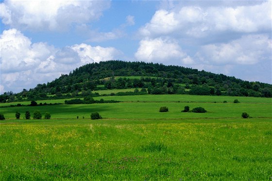 Vyhaslá sopka Velký Roudný vystupuje nad plochou krajinu Nízkého Jeseníku