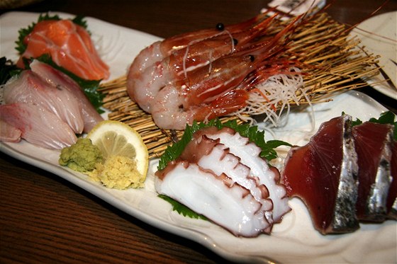 Japonsko, slavný rybí trh Cukidi v Tokiu